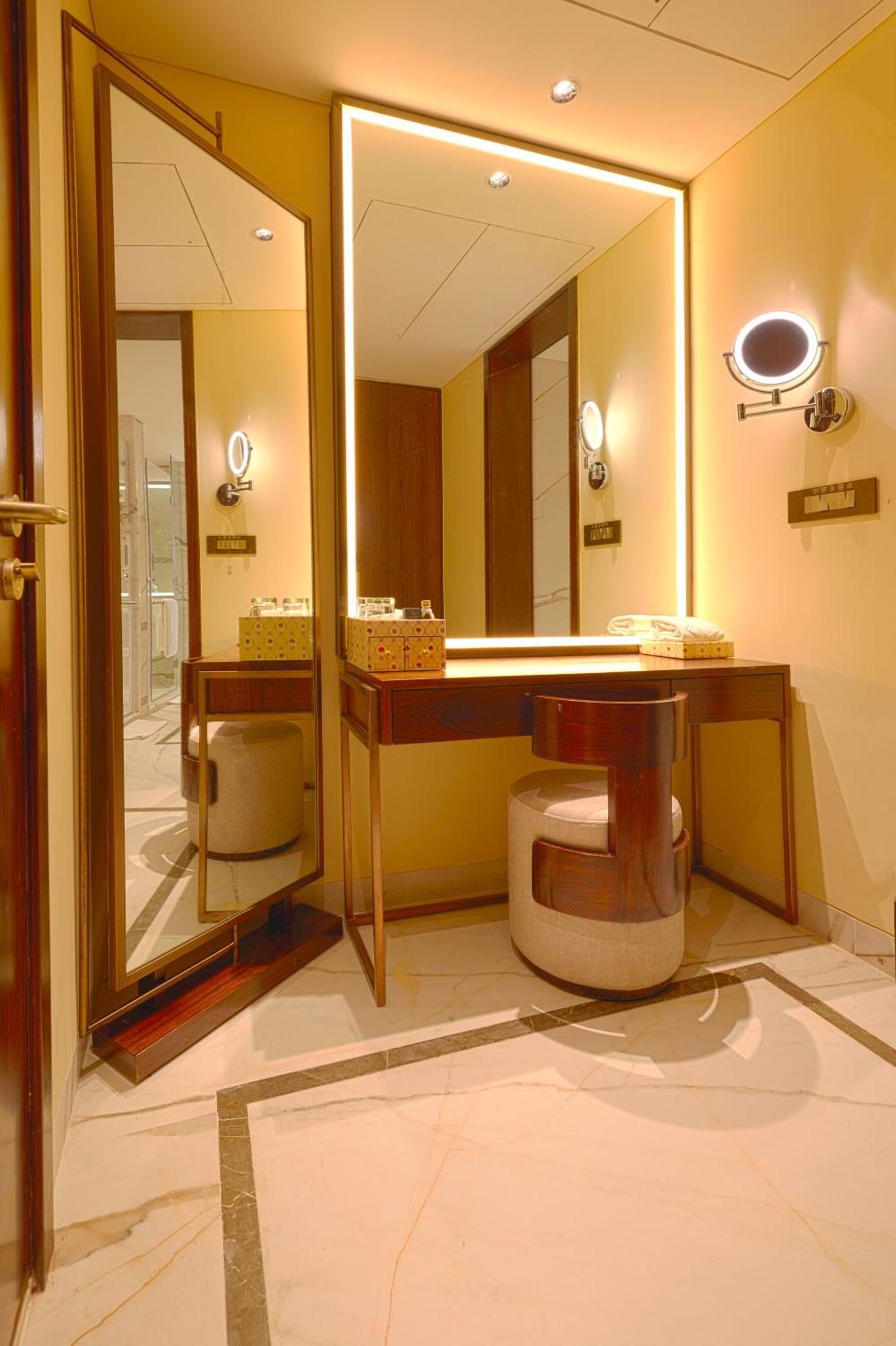 Taj Bangalore Devanahalli Eksteriør bilde A dressing table