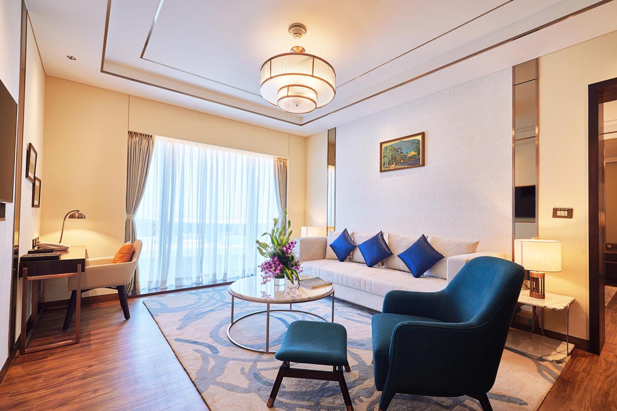 Taj Bangalore Devanahalli Eksteriør bilde Living room of a suite at the hotel
